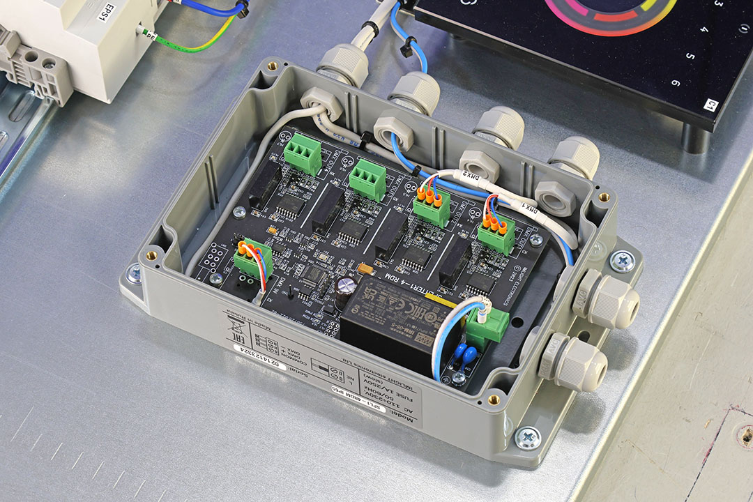 Vista interna dettagliata di un assemblaggio Box Build completato, che mostra un cablaggio personalizzato e ordinato e il fissaggio sicuro di diverse schede PCB all'interno di un robusto contenitore metallico.