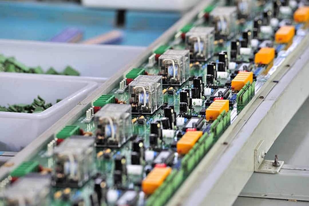 Servizio completo "chiavi in ​​mano" per la produzione di Box Build, che comprende ogni fase, dalla fabbricazione di PCB e dall'assemblaggio SMT alla realizzazione di involucri metallici personalizzati e all'integrazione finale.