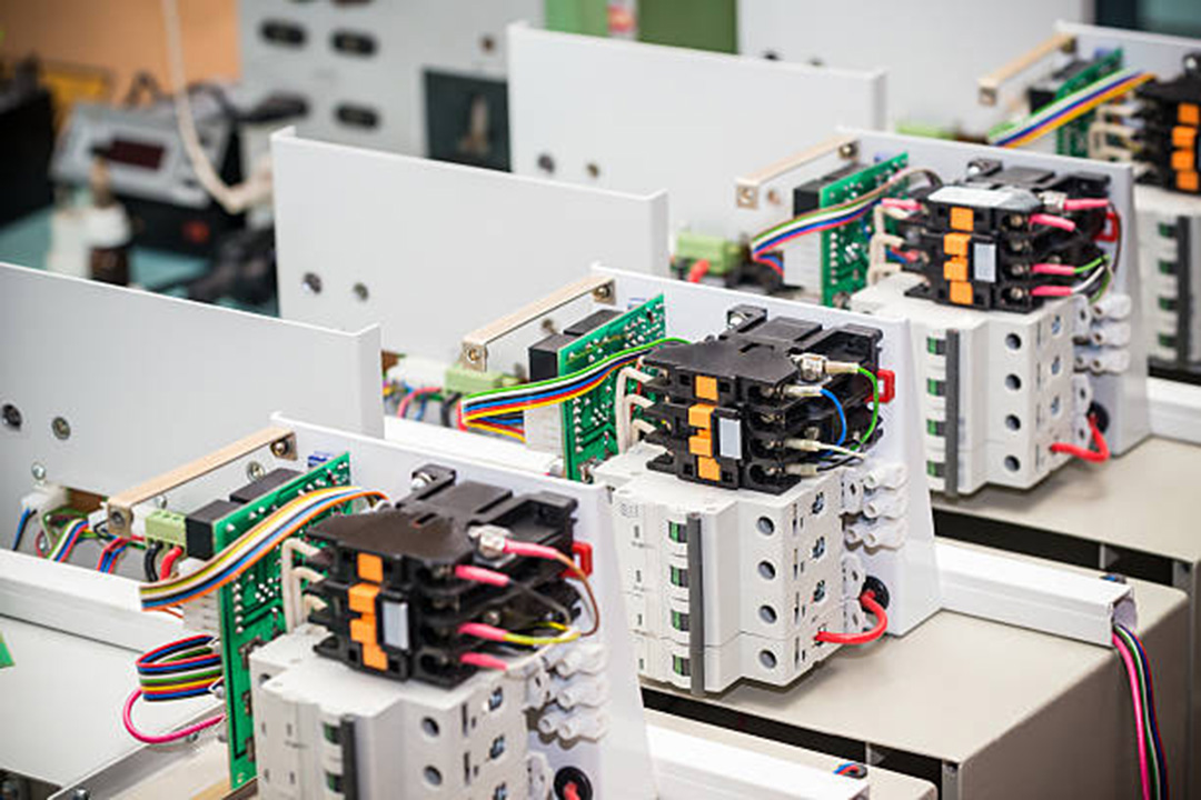 Una serie di unità complete di assemblaggio di centraline di controllo industriali, allineate sul piano di produzione, dimostra la capacità di LHD TECH nella produzione in serie.