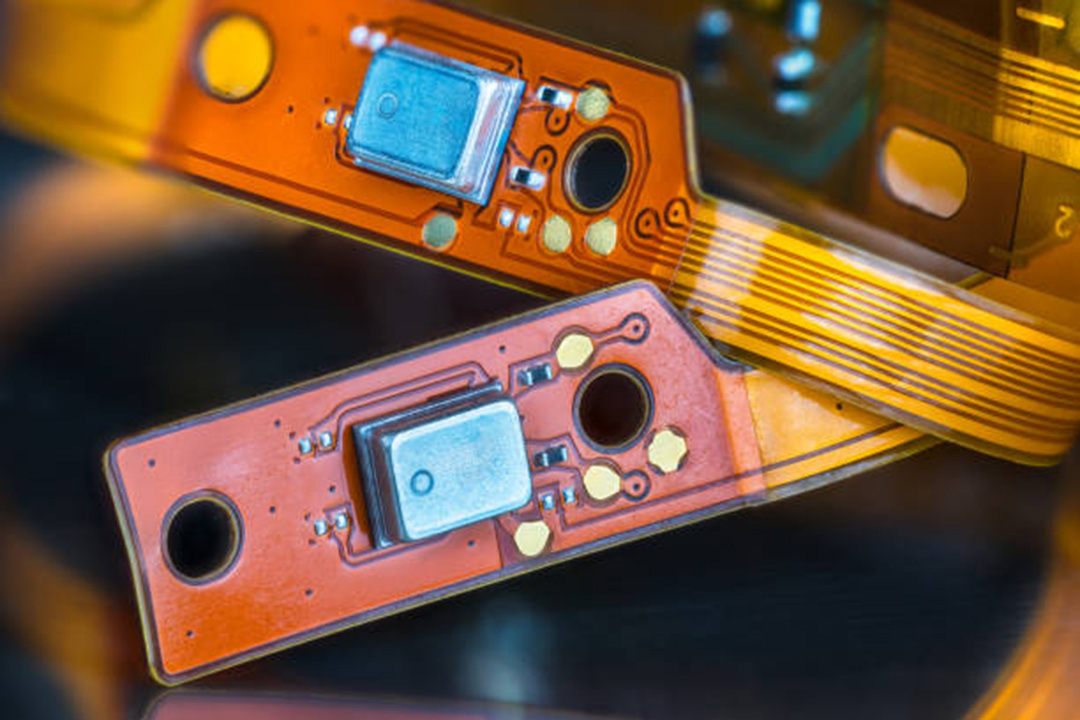 Vista exterior de un conjunto de PCB flexible llave en mano, completo y con componentes instalados, sometido a exhaustivas pruebas ópticas y con sonda volante, lo que demuestra las capacidades integrales de fabricación y control de calidad de LHD TECH, certificadas según la norma ISO.