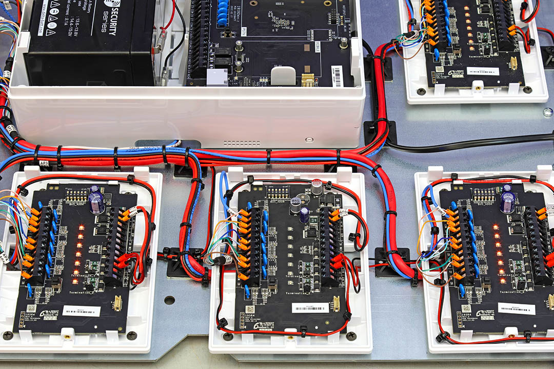 Rigorosi test funzionali finali su un'unità di assemblaggio Box Build completata, per garantire la piena operatività e l'integrazione del software prima della spedizione al cliente.