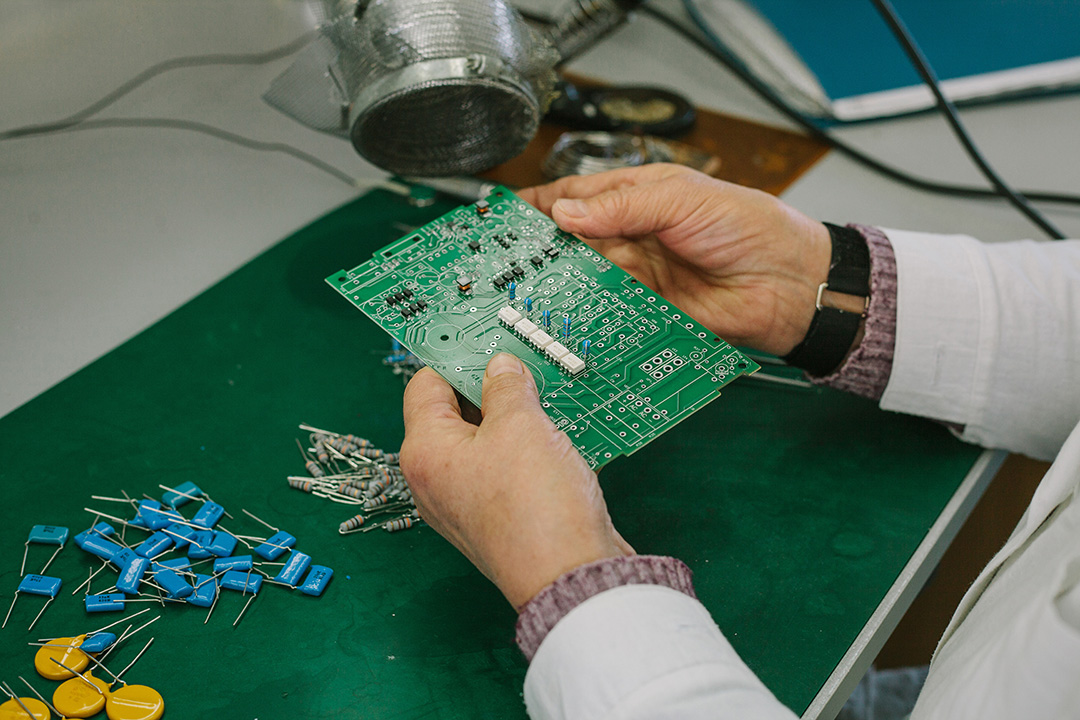 through-hole-assembly-service​ 