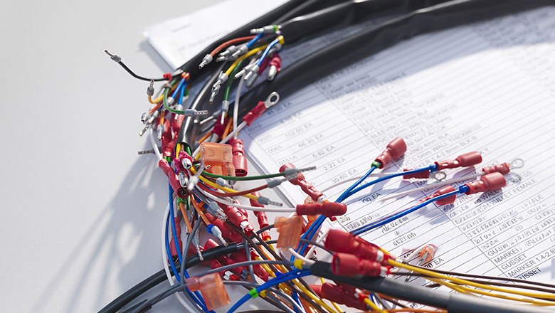 proceso de ensamblaje de arneses de cables personalizados